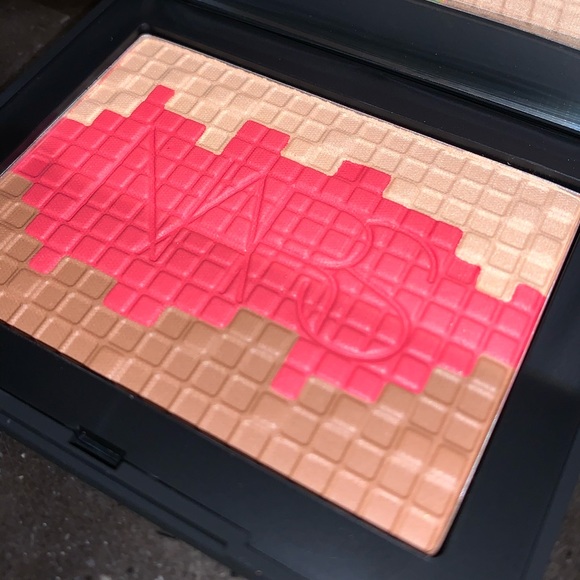 NARS: Mosaic Multi-Shade Highlighter & Blush - Picture 12 of 12